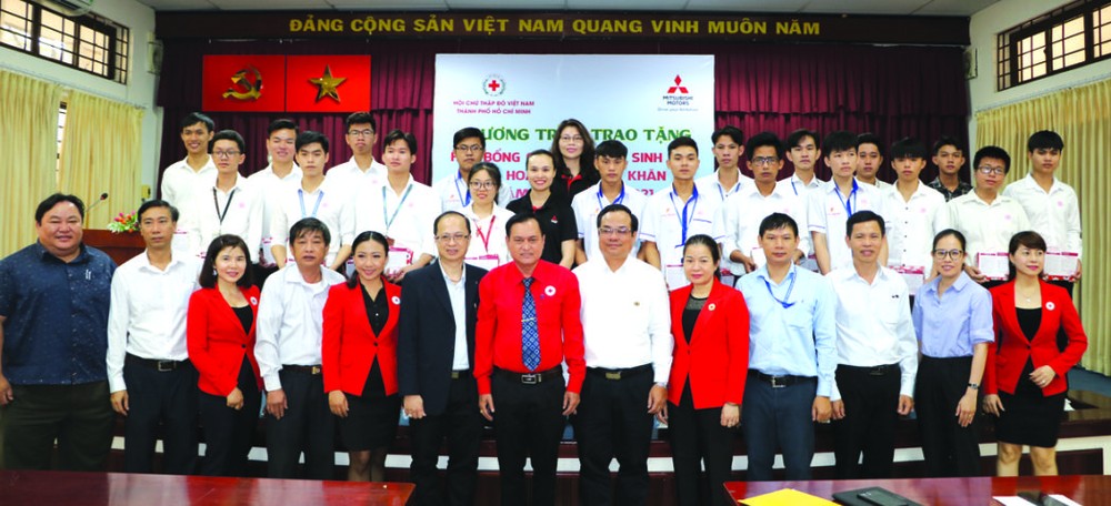 受惠大學生與越南、 胡志明市紅十字會領導 及贊助商合影。