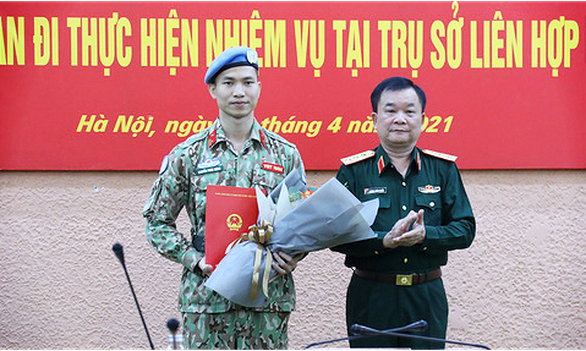 黃春戰上將已向越南維和局的阮福東少校頒發派遣《決定》。