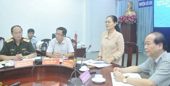 市人民議會主席阮氏麗在古芝縣選舉籌備與展開工作會議上發言指導。