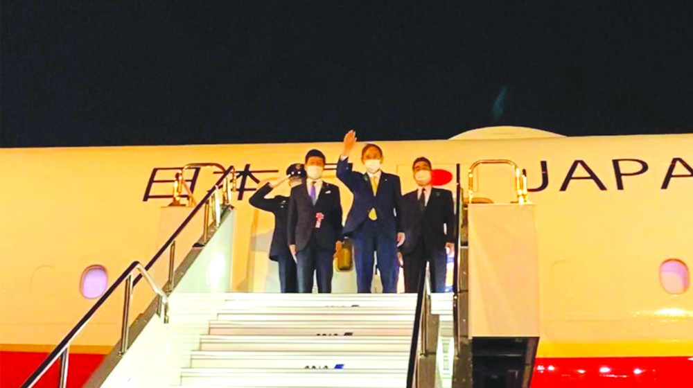 日本首相菅義偉（右二）乘專機飛抵美國首都華盛頓。