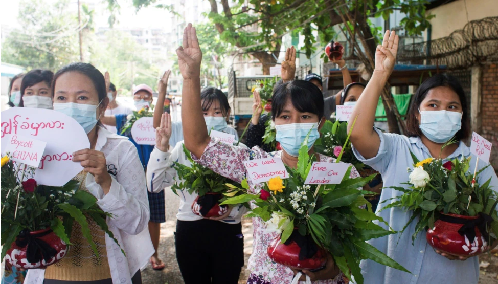 緬甸婦女在仰光手捧鮮花參加反對軍事政變的抗議活動。（圖源：互聯網） 