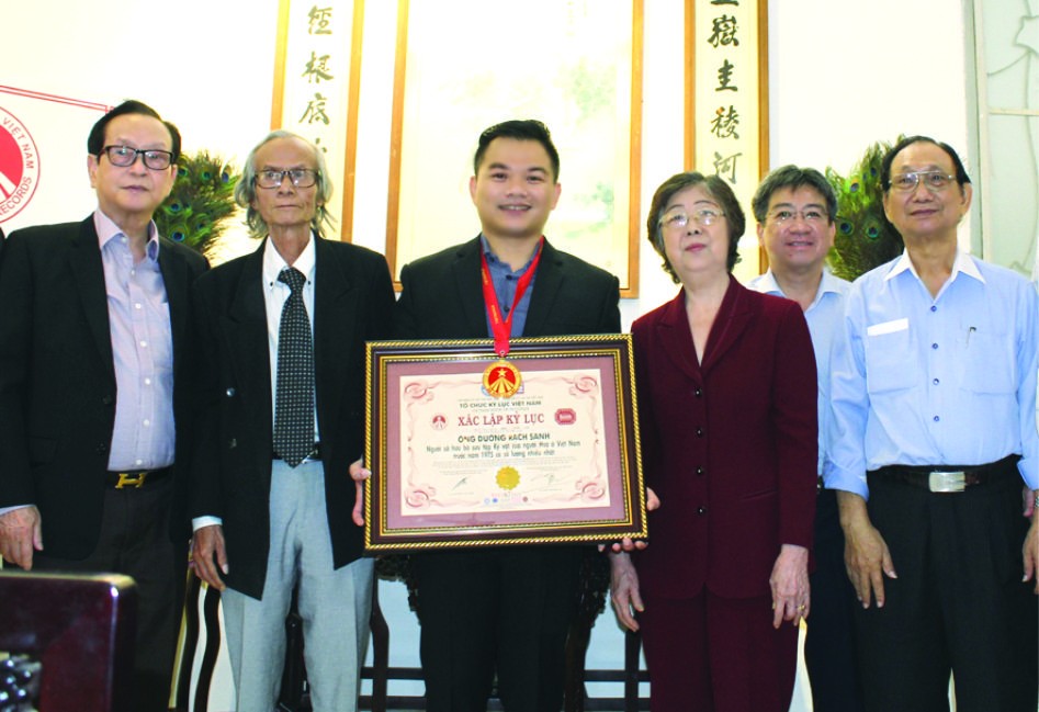 　　本市和第五郡領導及貴賓祝賀麒麟(左三) 榮獲越南吉尼斯紀錄證書。