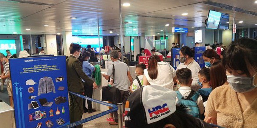 昨(17)日凌晨4時30分在新山一機場，數百名乘客擁擠、寸步難行排長龍到安檢區域。