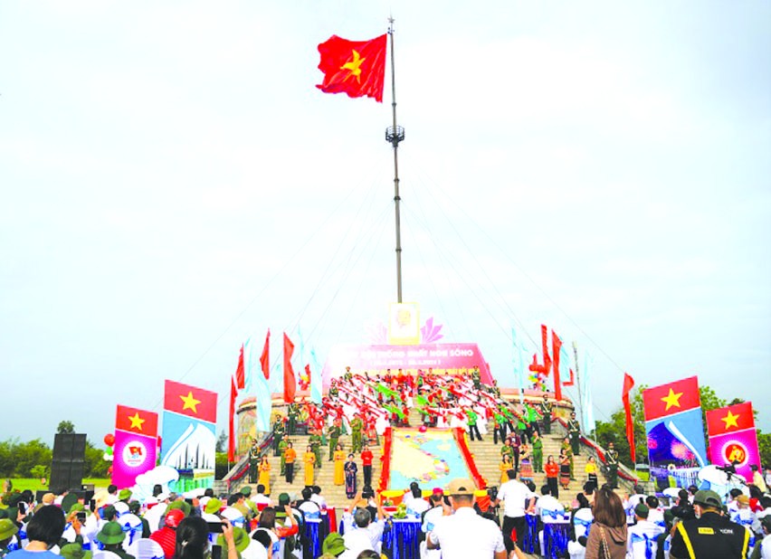 廣治省舉行“山河統一”升旗儀式。