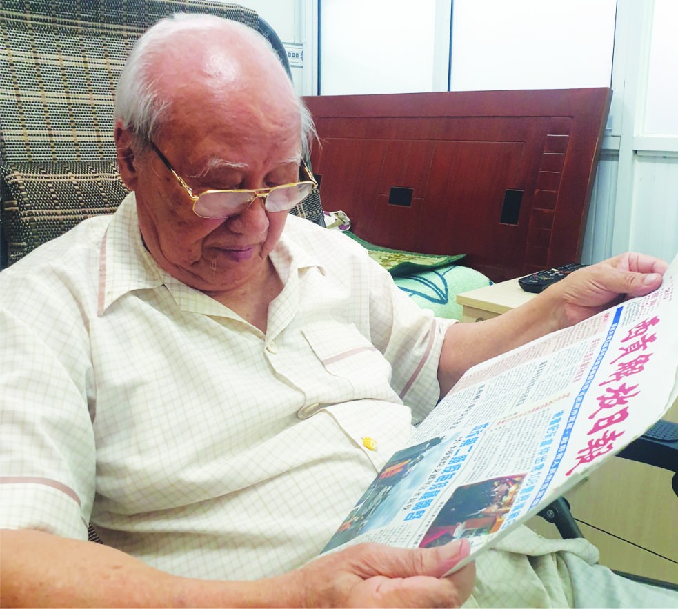 90餘高齡的林漢強每天都閱讀華文報。