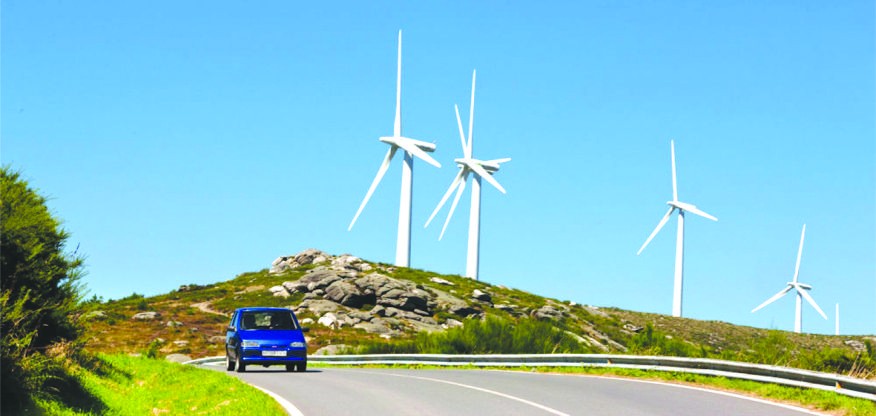 西班牙西北部加利西亞自治區公路邊矗立的風車。