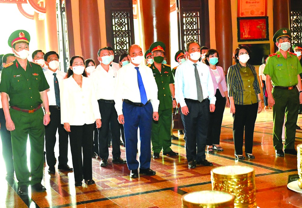 國家主席阮春福率領的國家主席團前往古芝縣濱藥烈士紀念館上香緬懷。