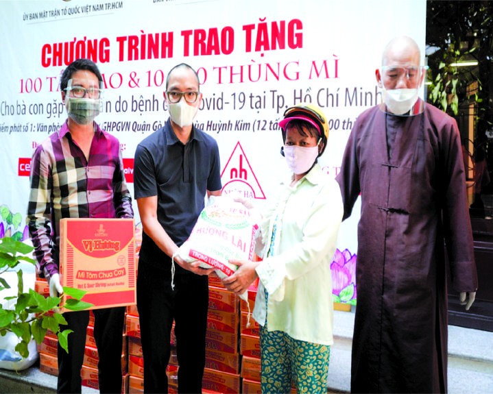 市佛教文化委員會與市越南祖國陣線委會從昨(25)日起至7月4日，將向貧困戶提供輔助以及贈送禮物給受新冠疫情影響的貧困戶。