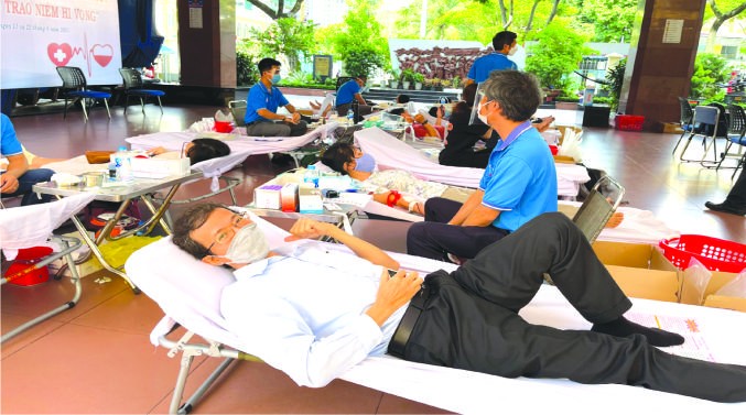 市人文社科大學的員工參加捐血活動。