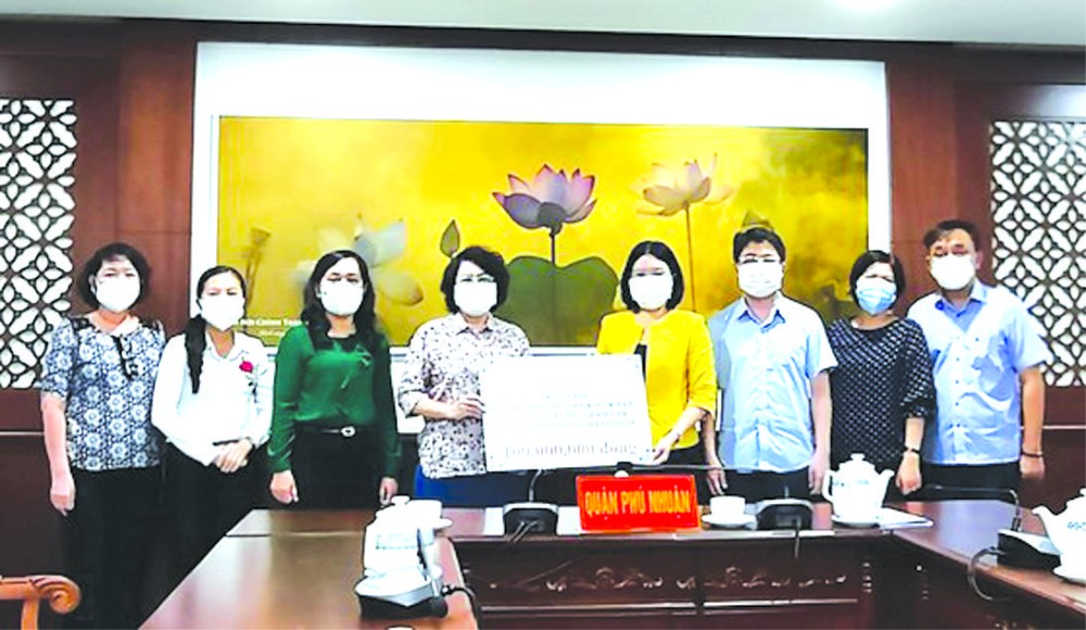 市越南祖國陣線委員會主席蘇氏碧珠向富潤郡贈送一億元抗疫資金。