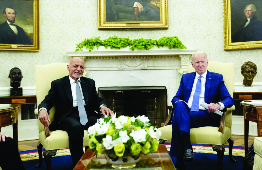 美國總統拜登（右）與阿富汗總統加尼在白宮會晤。