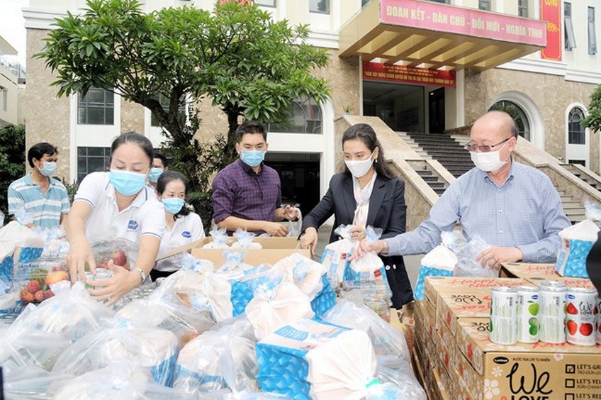 萬盛發集團和亞洲餅家代表與眾人攜手為前線抗疫力量準備應援食品。