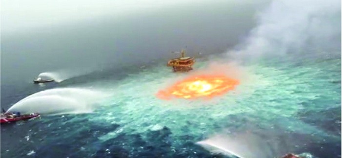 事故發生在當地時間7月2日凌晨5時15分，位於坎佩切州卡門城外海，距墨西哥灣Ku-Charly鑽油平台150米的海底管道上，導致海面頓時陷入一圈火海。