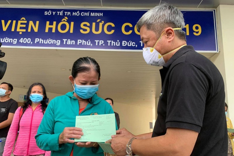 衛生部副部長阮長山本月二十六日在新冠肺炎加護醫院向 康復者交予出院證明書。