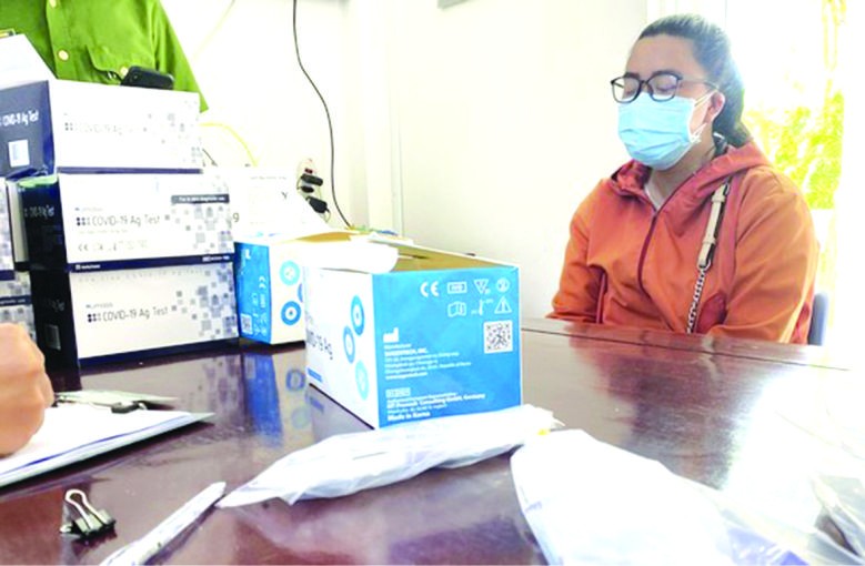 富安省綏和市公安昨(30)日告知，該單位已人贓並獲一人銷售來歷不明的新冠病毒快速測試劑盒。