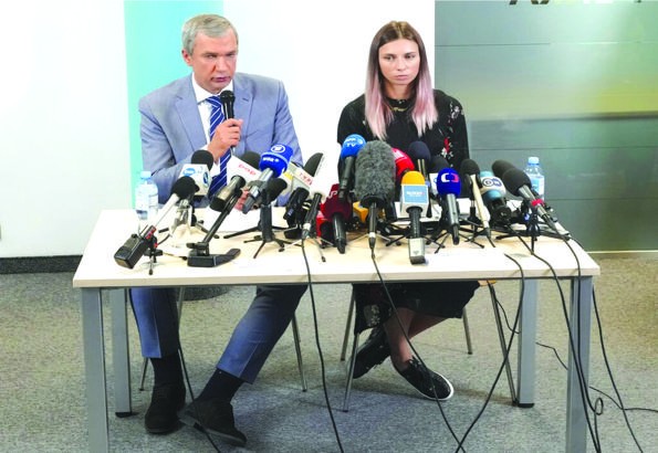 在波蘭的白羅斯反對派人物與奧運跑手齊馬諾斯卡雅與記者交談。