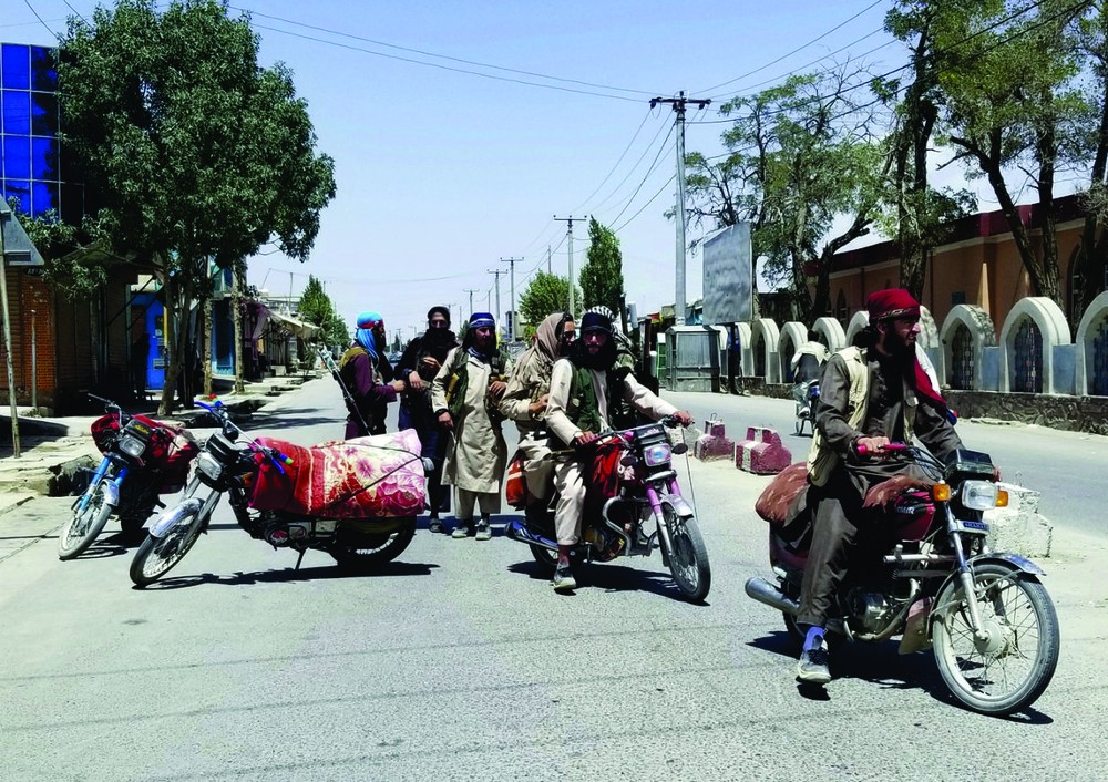 阿富汗加茲尼有塔利班戰士巡邏。