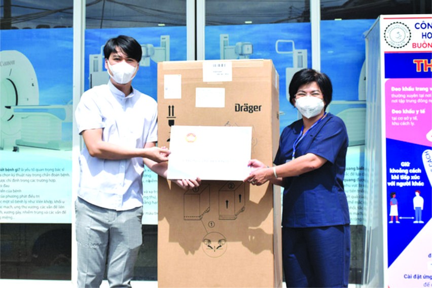華人企業家、明隆陶瓷公司總經理李玉明昨(13)日告知，該公司日前向平陽省順安市醫療中心捐贈醫療設備。