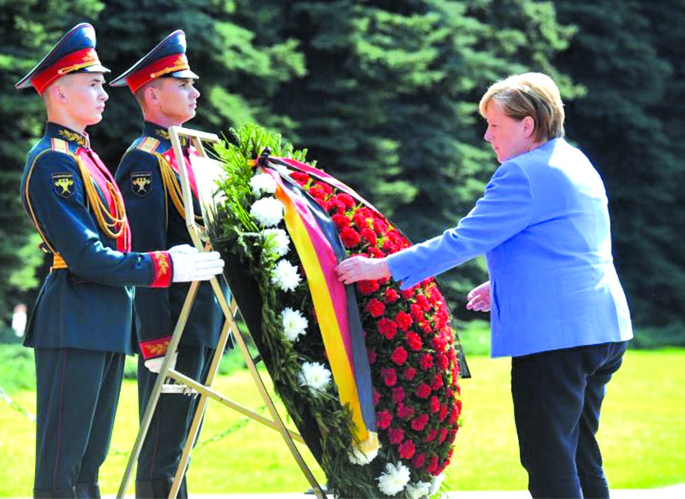 德總理默克爾向莫斯科無名烈士墓敬獻花圈。
