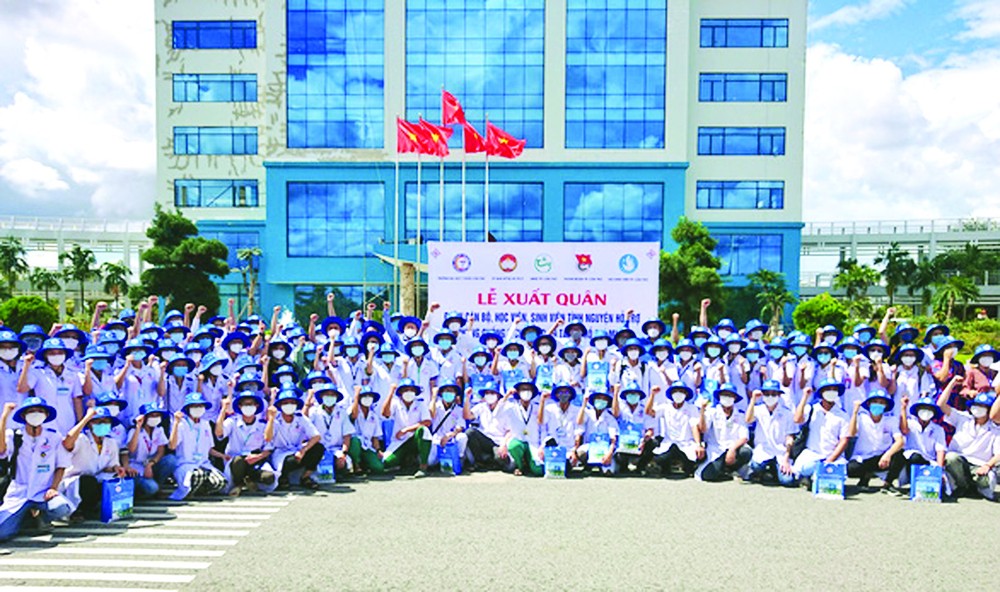 廣義省省委書記裴氏瓊雲與人委會主席鄧文明昨(27)日上午出席為該省34名醫護人員馳援本市抗疫舉行的歡送儀式。