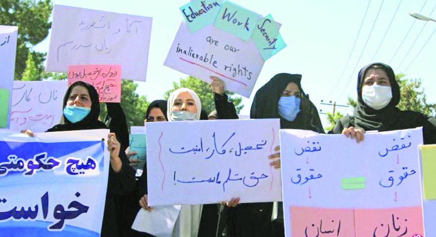 據半島電視台報導，當地時間2日，數十名阿富汗女性在赫拉特市遊行示威，要求獲得工作和受教育的權利。
