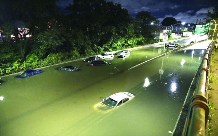 紐約一條主要道路上的車輛被積水淹沒。