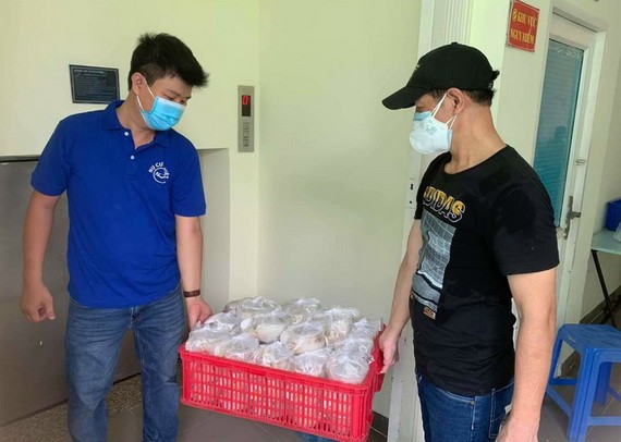 “越南微笑”志願組成員運送贈給勞工的免費膳食。