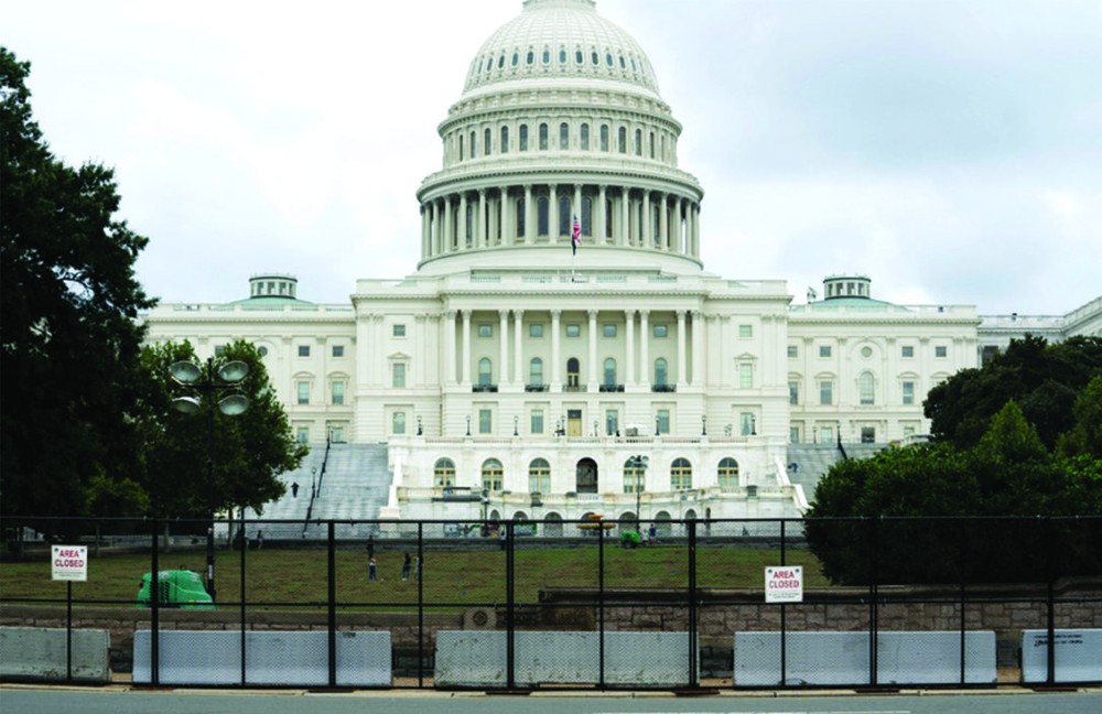 美國首都華盛頓國會大廈周邊設置起金屬隔離圍欄。