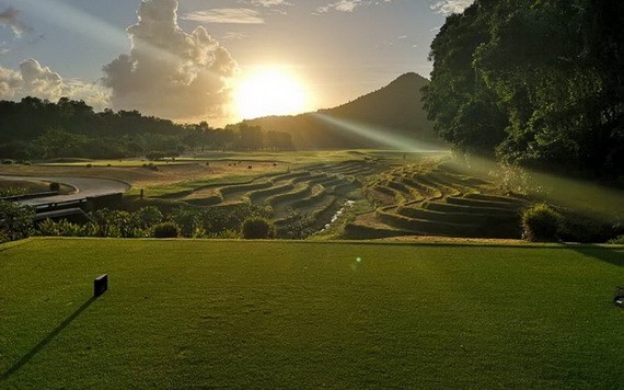姑陵Laguna高爾夫球場勞的稻田。