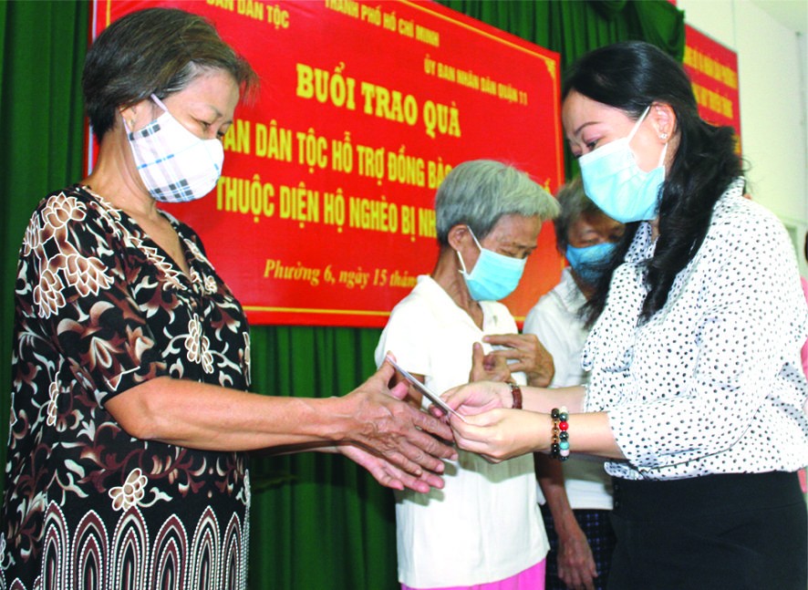 市民族處副主任鄧氏雪梅向感染新冠肺 炎病毒的貧困少數民族同胞贈送資助金。