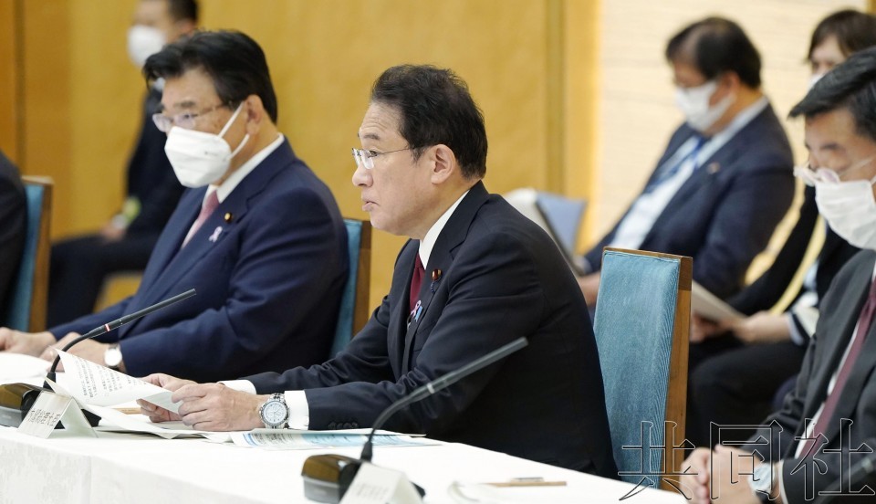 日本政府12日在首相官邸舉行新冠病毒感染症對策總部會議（圖源：互聯網） 