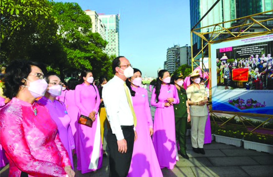 市婦聯會常務處昨(10)日上午在阮惠步行街，舉行“胡志明市婦女-奮進渴望”展覽開幕式。