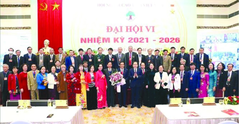 2021-2026年任期越南高齡人協會第六次代表大會於昨(14)日上午在河內市以線上線下相結合形式正式開幕，吸引了代表全國逾970萬名會員的400多名代表出席。