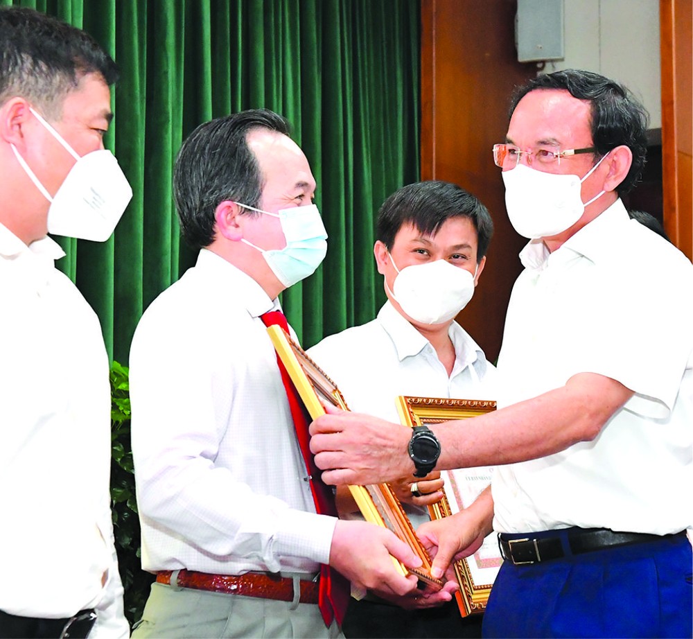 市委書記阮文年向出色完成任務的集體頒發獎狀。