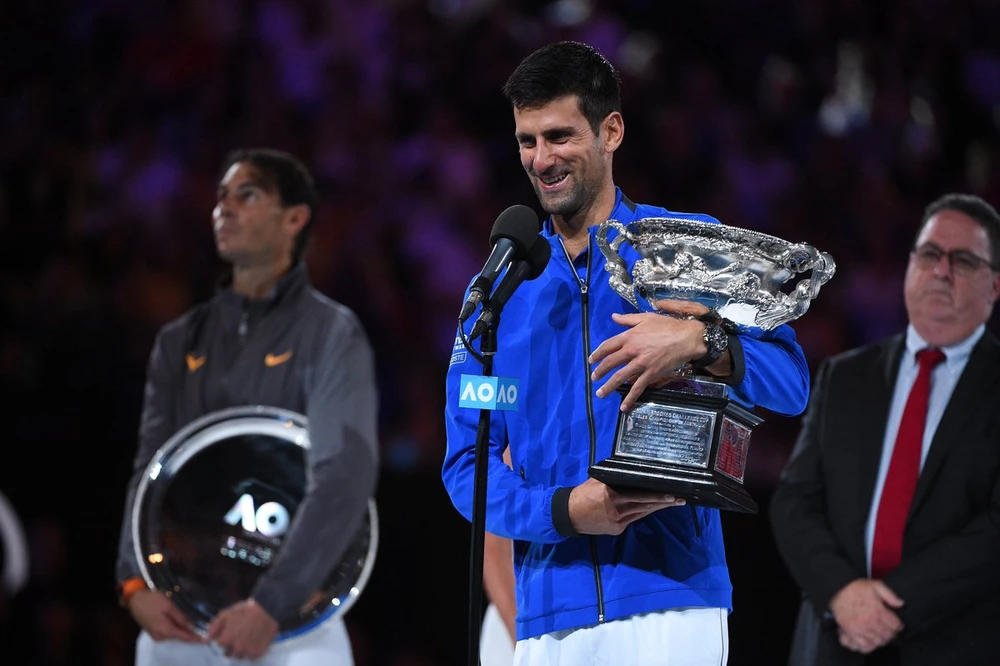 Novak Djokovic và chiếc cúp vô địch Australian Open 2019