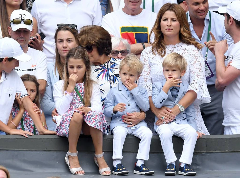Gia đình nhỏ của Federer, Mikra đứng cao nhất bên phải