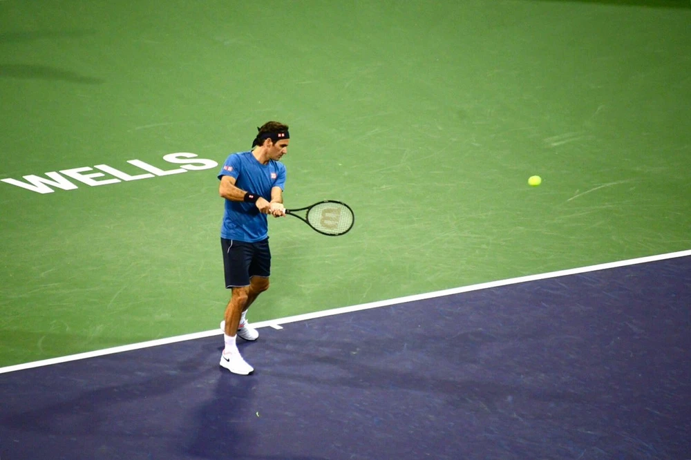Federer đánh thử 1 cú trái tay sử dụng 2 tay
