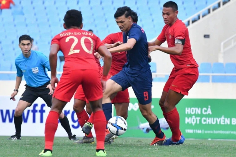 Supachai trước sự chăm sóc của các hầu vệ U23 Indonesia