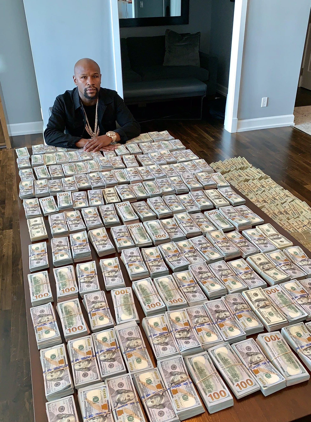 "Money" Mayweather khoe 2 triệu USD tiền mặt trên bàn