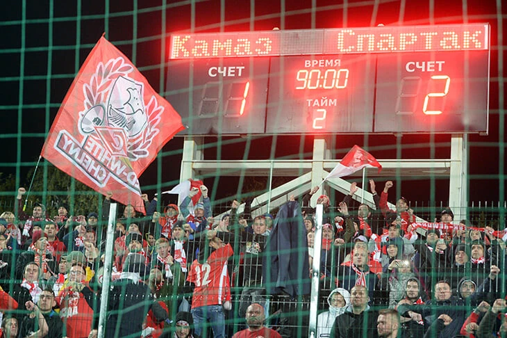 CĐV Spartak trên khán đài SVĐ KAMAZ