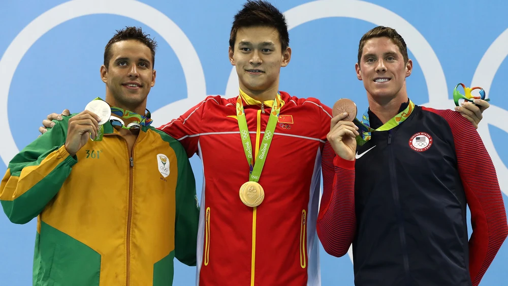 Le Clos (trái) thua đau Sun Yang ở Olympic 2016