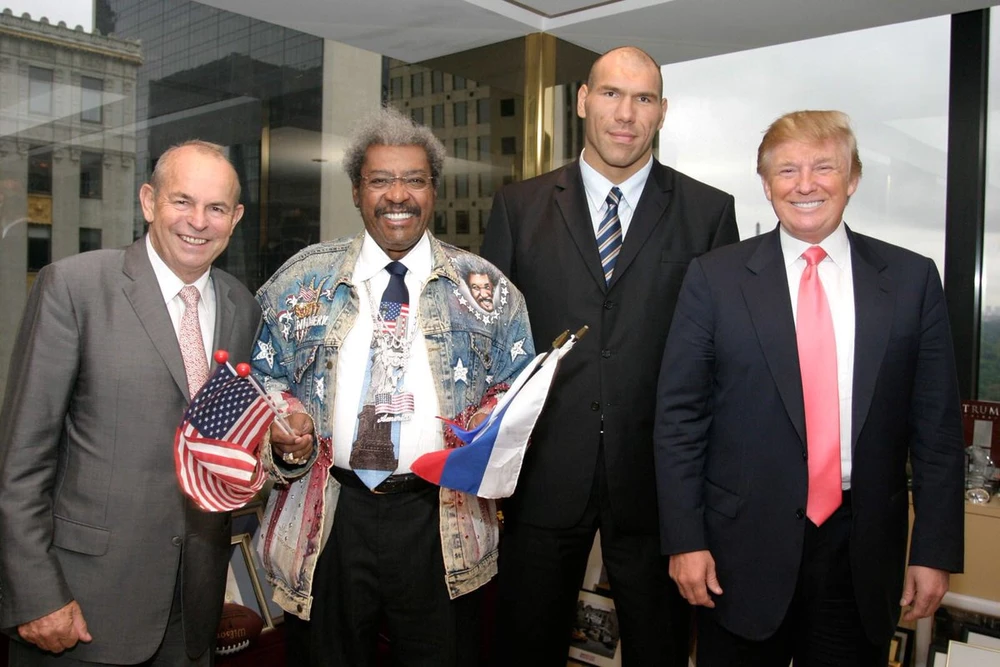 Valuev chụp hình kỷ nhiệm cùng với ông bầu Don King (trái) và Tổng thồng Mỹ Donald Trump (phải)