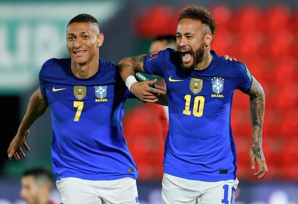 Neymar (phải) sẽ dẫn dắt tuyển Brazil ở kỳ Copa America lần này