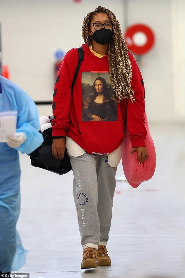 Naomi Osaka mặc chiếc áo Mona Lisa tại phi trường ở Melbourne