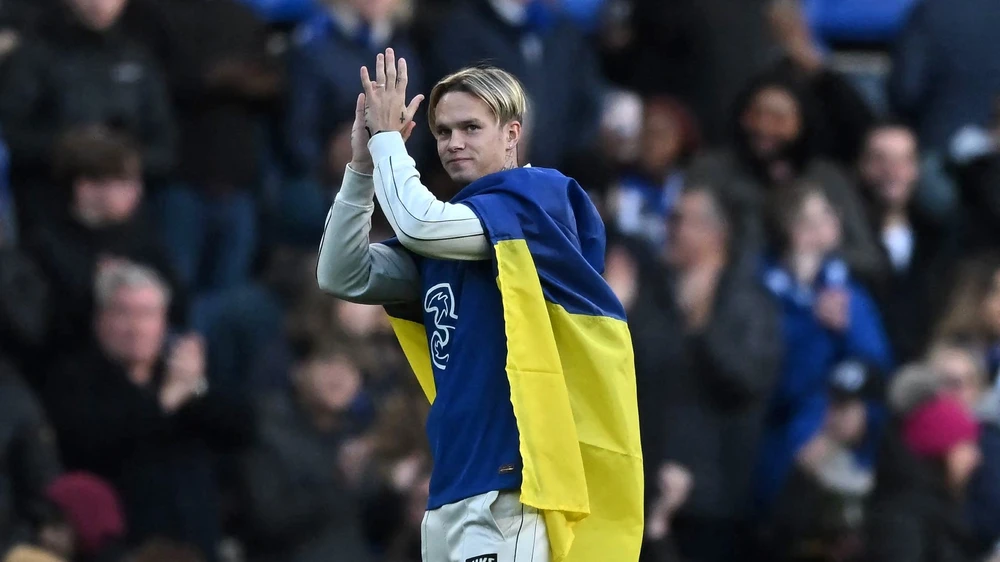 Murdyk ra mắt Chelsea với quốc kỳ Ukraine trên vai
