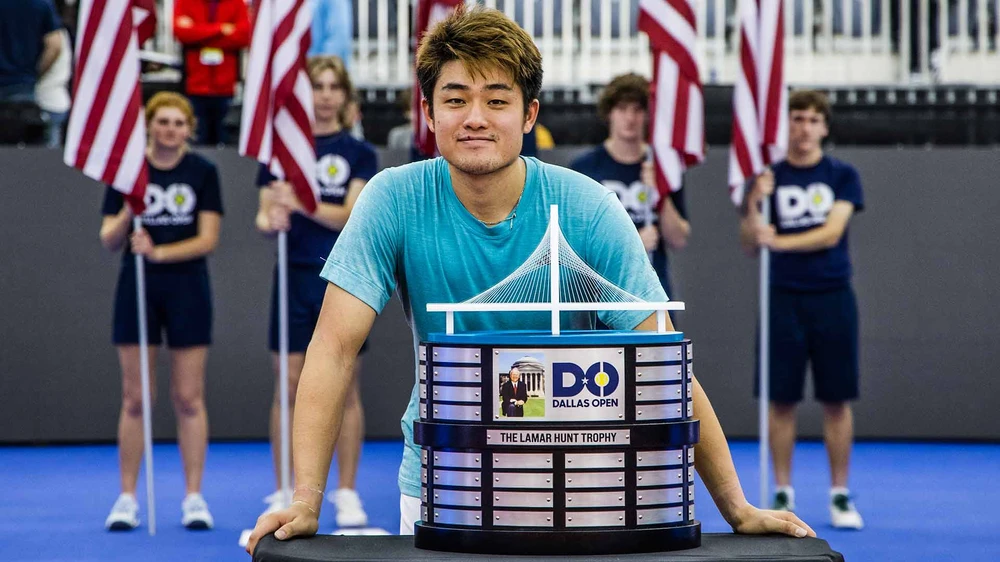 Wu Yibing và chiếc cúp vô địch Dallas Open