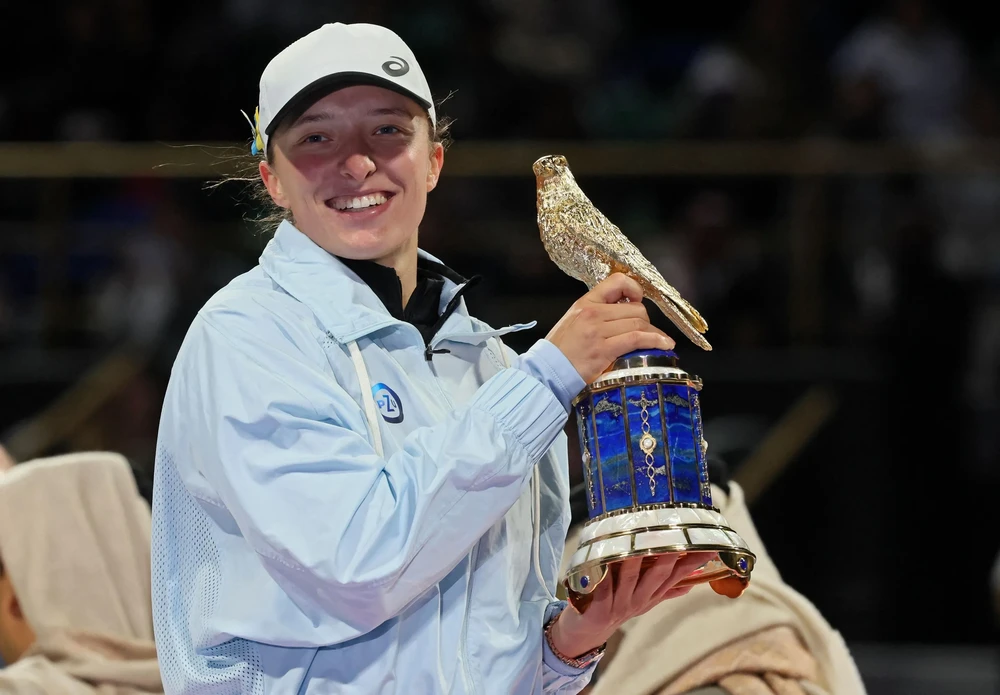 Swiatek và chiếc cúp vô địch WTA Qatar Open hình con Chim ưng