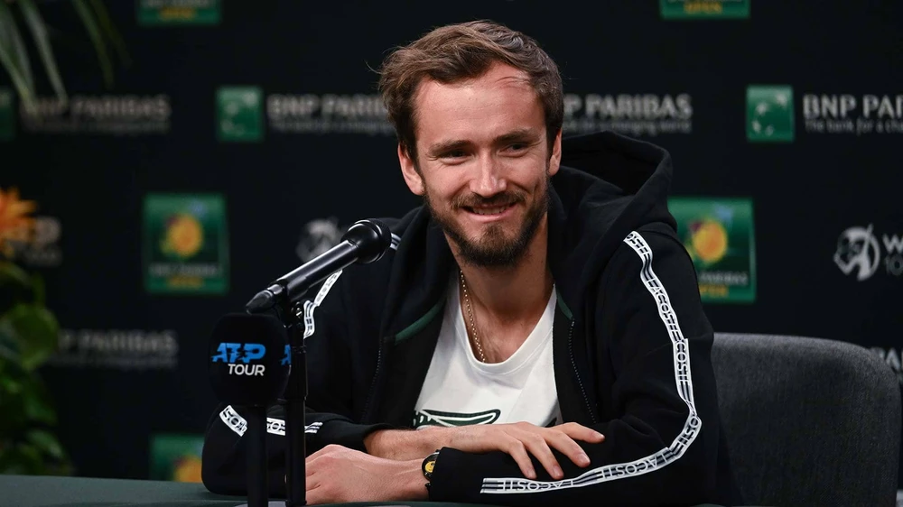 Medvedev ở Indian Wells vẫn phải trả lời phỏng vấn liên quan đến... Wimbledon