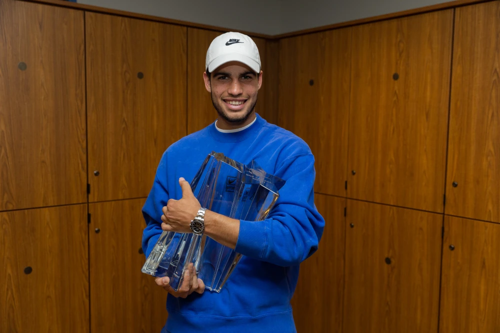 Alcaraz và chiếc cúp vô địch đơn nam Indian Wells