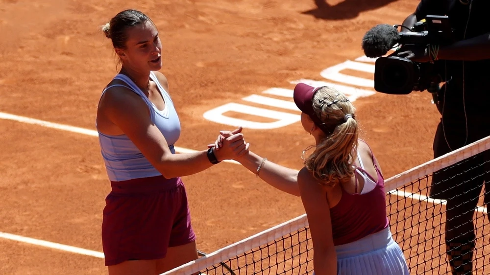 Sabalenka bắt tay Andreeva